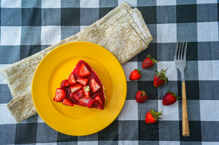 Пирог с клубникой на сметане: как приготовить летний десерт из доступных продуктов - today.ua