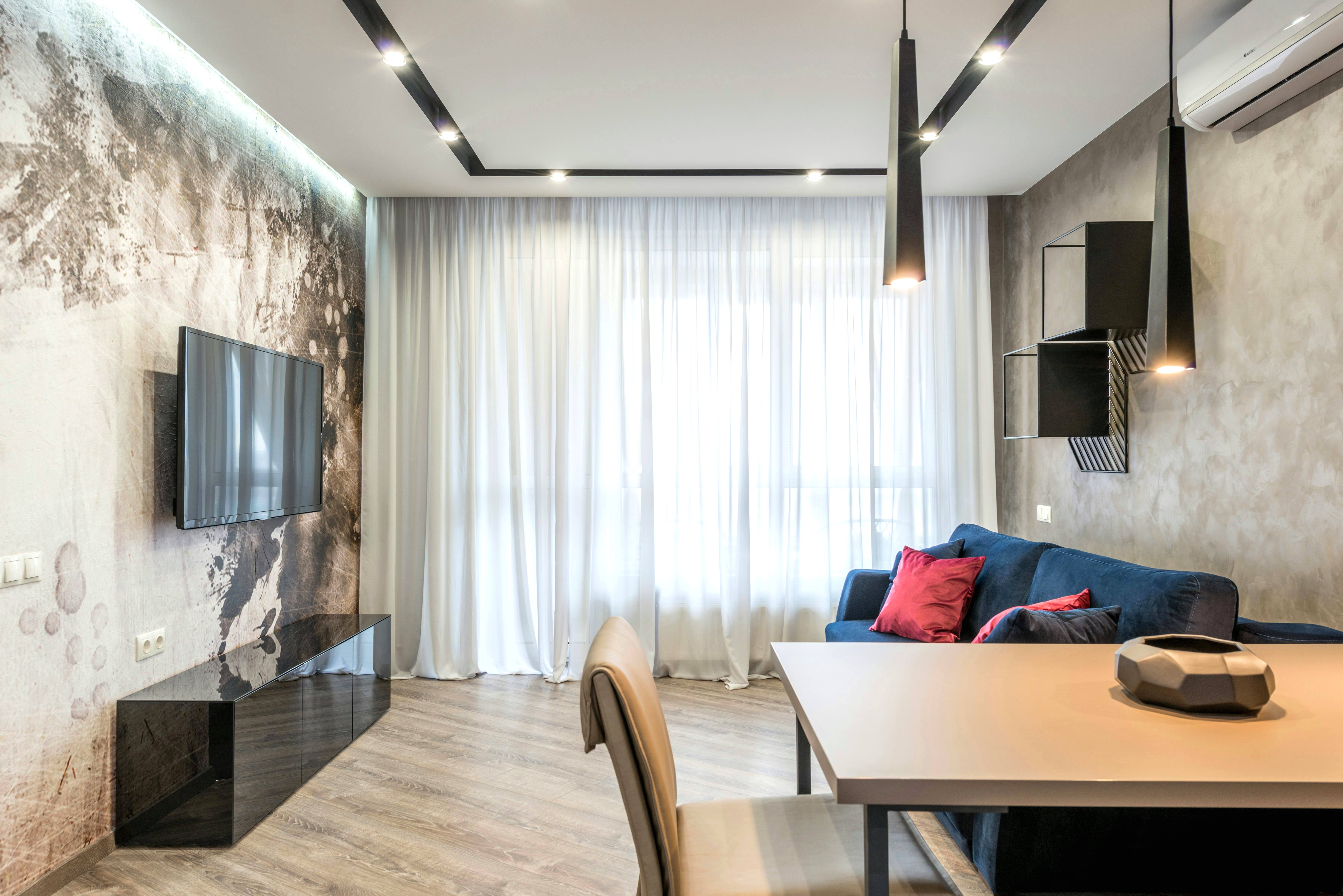 Потребляют электроэнергию, даже не работая: какие бытовые приборы стоит отключать от сети