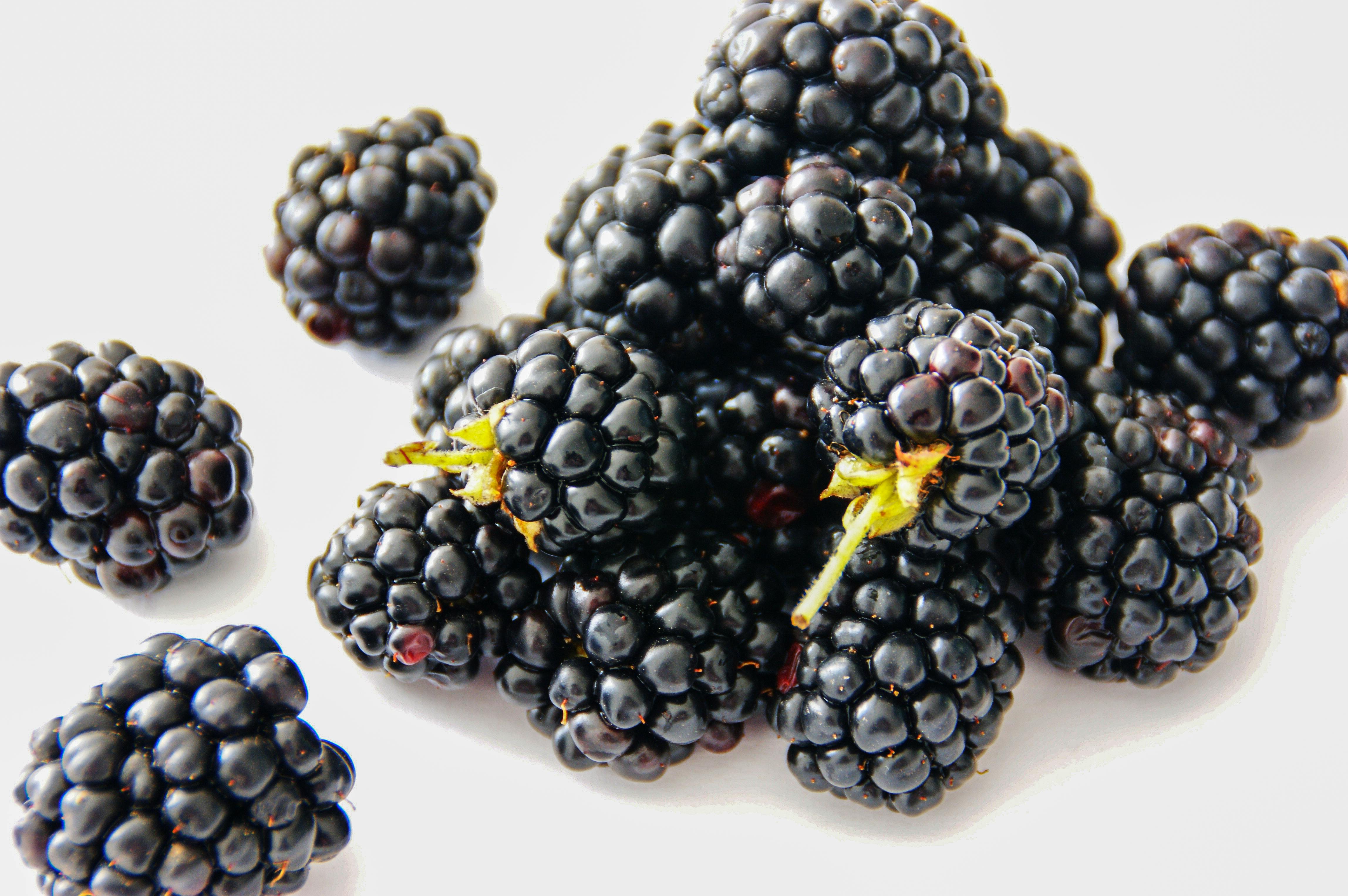 Названі корисні фрукти та ягоди з низьким вмістом цукру: не шкодять здоров'ю та фігурі