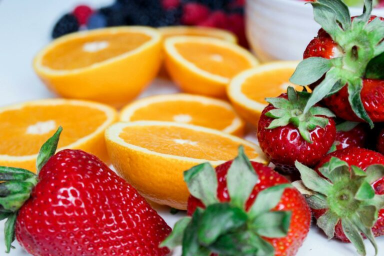 Названі корисні фрукти та ягоди з низьким вмістом цукру: не шкодять здоров'ю та фігурі - today.ua