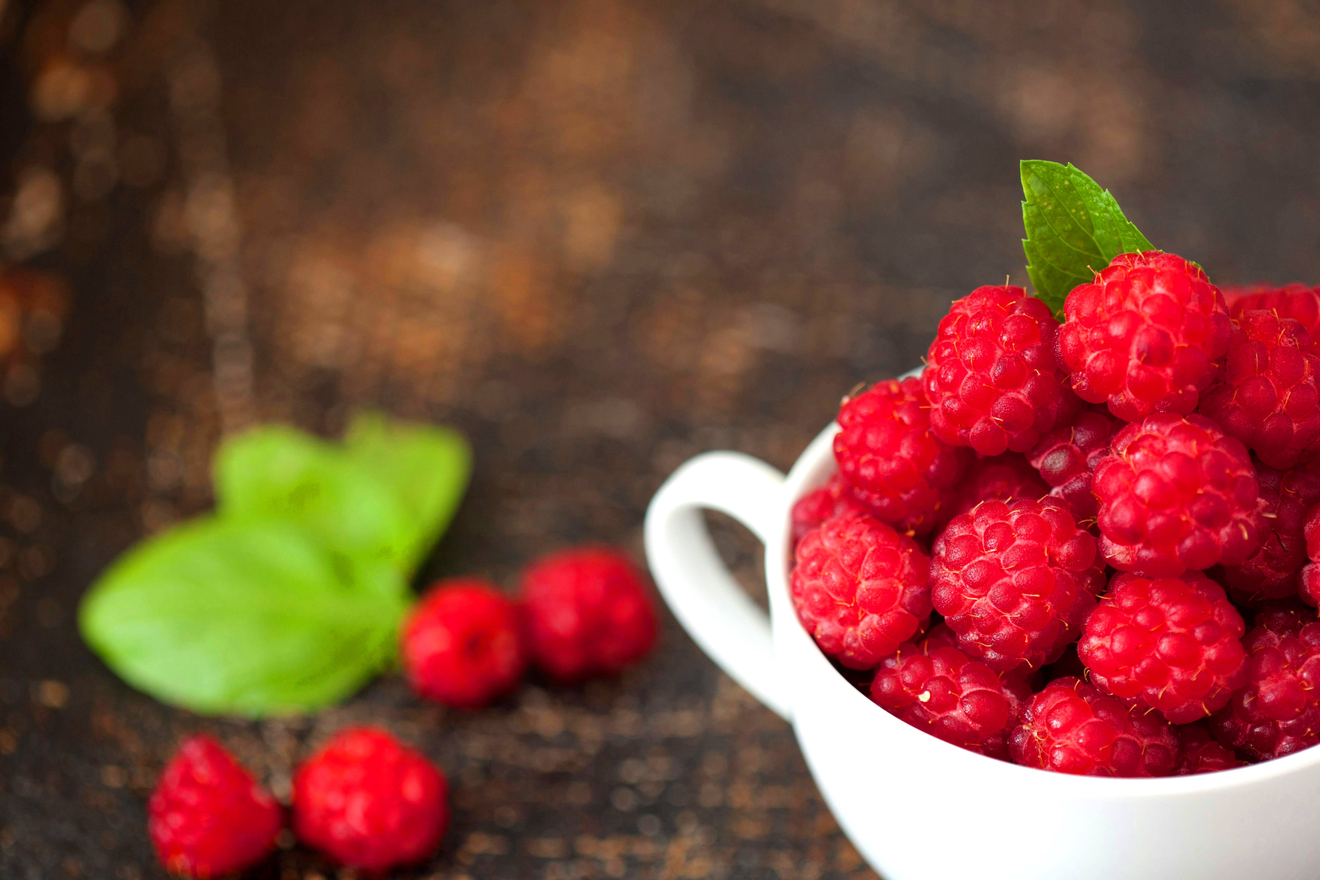 Дольше останется свежей и сочной: шеф-повар рассказала, как правильно хранить малину