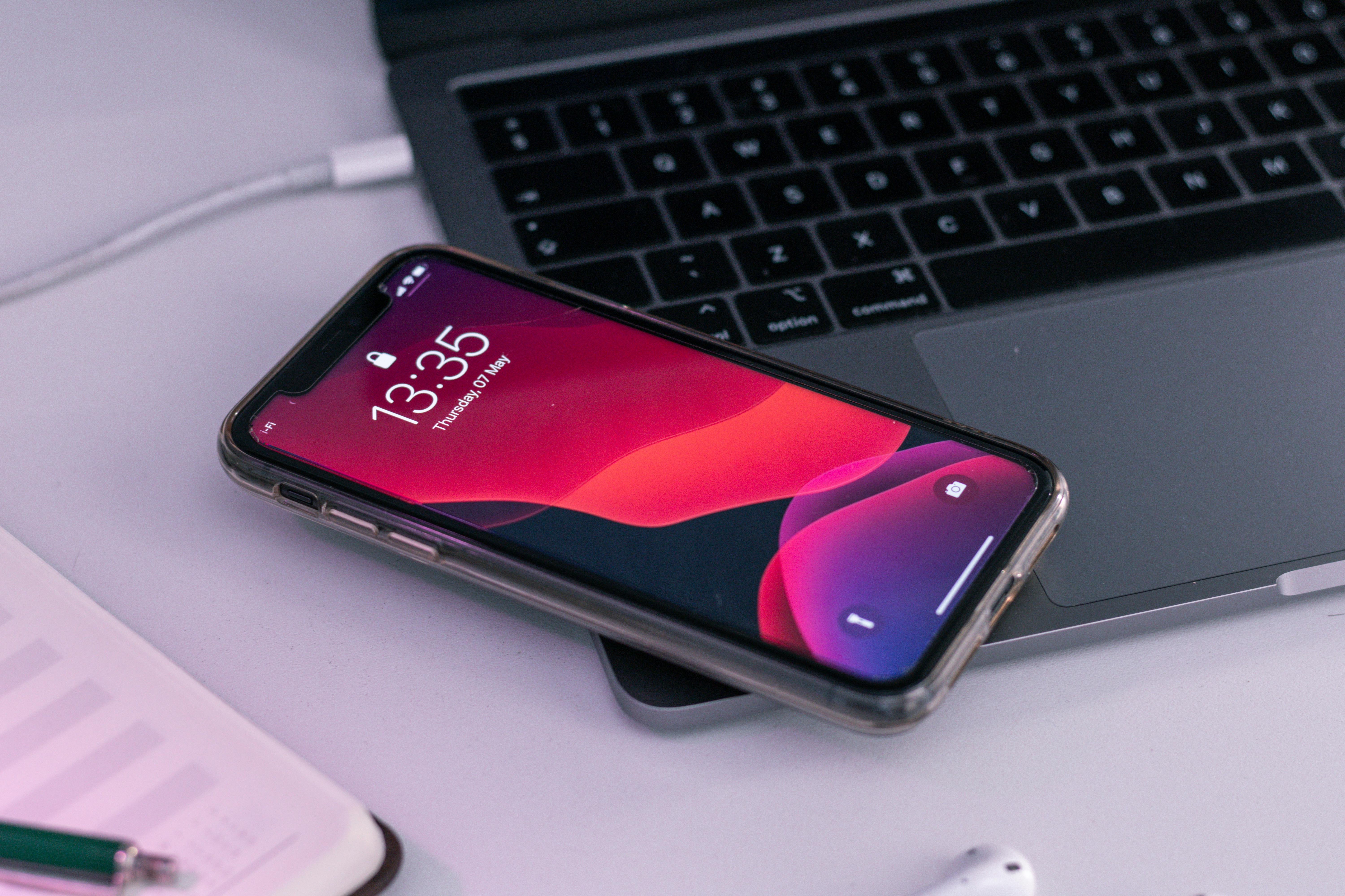 Небезпечні місця для заряджання телефону: помилка може призвести до поломки гаджета або пожежі