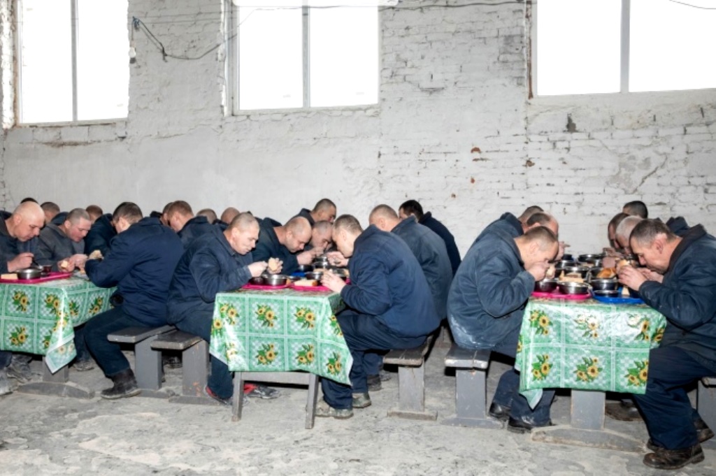 Конфеты, печенье и сигареты: в ВСУ объяснили, почему пленным россиянам предложили “ресторанное меню“