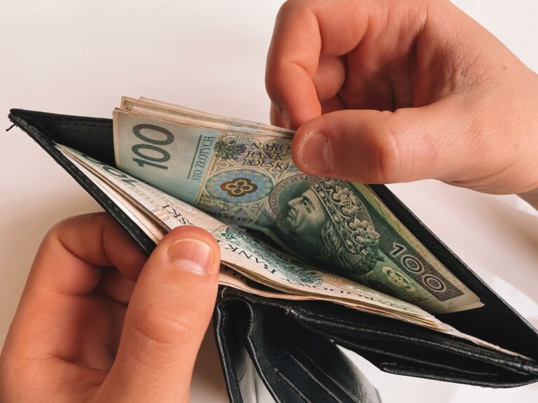 У Польщі стрімко зростає середня зарплата: вона вже в 4 рази вища за українську