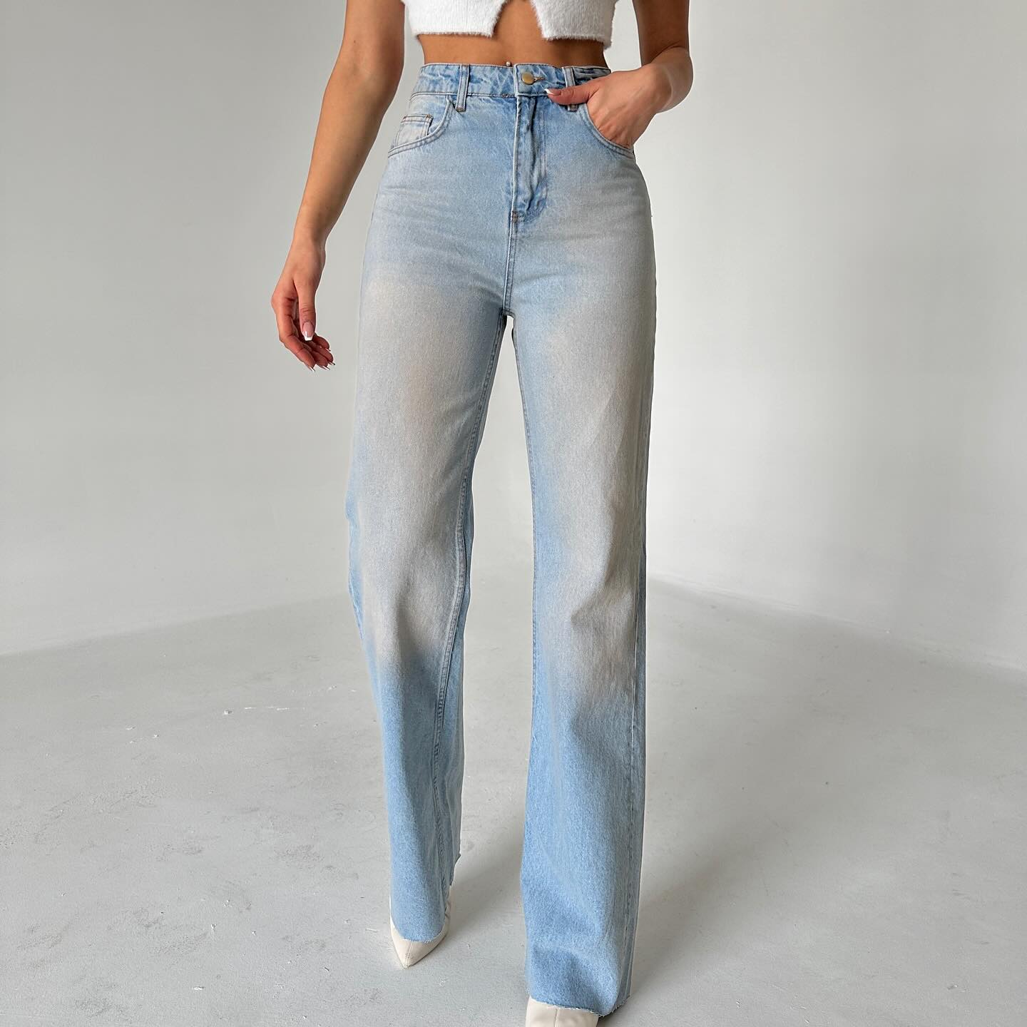 Самые модные джинсы лета 2024: какие модели будут актуальны в теплое время года