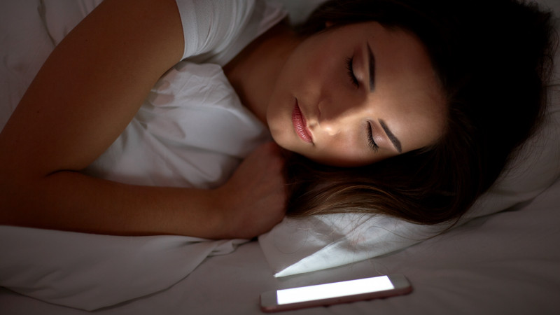 Сон зі смартфоном: китайський учений розповів про можливість онкозахворювання від близького контакту із девайсом