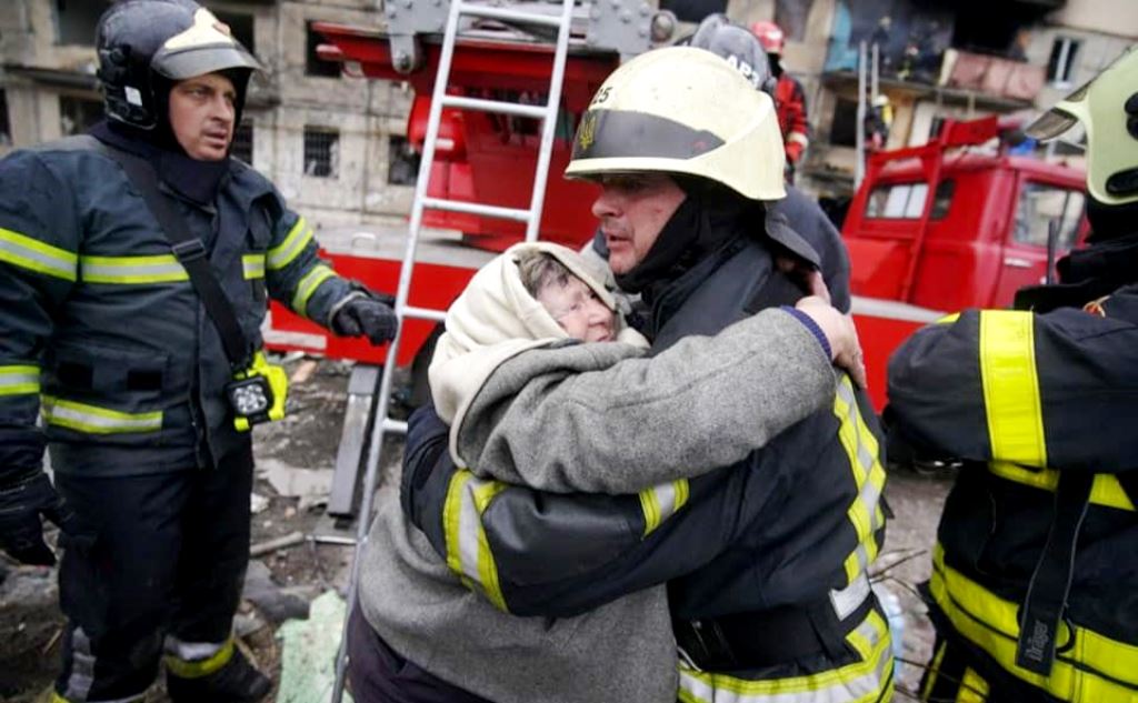 Кабмін різко скоротив бронювання працівників ДСНС: "Хто рятуватиме українців після обстрілів?"