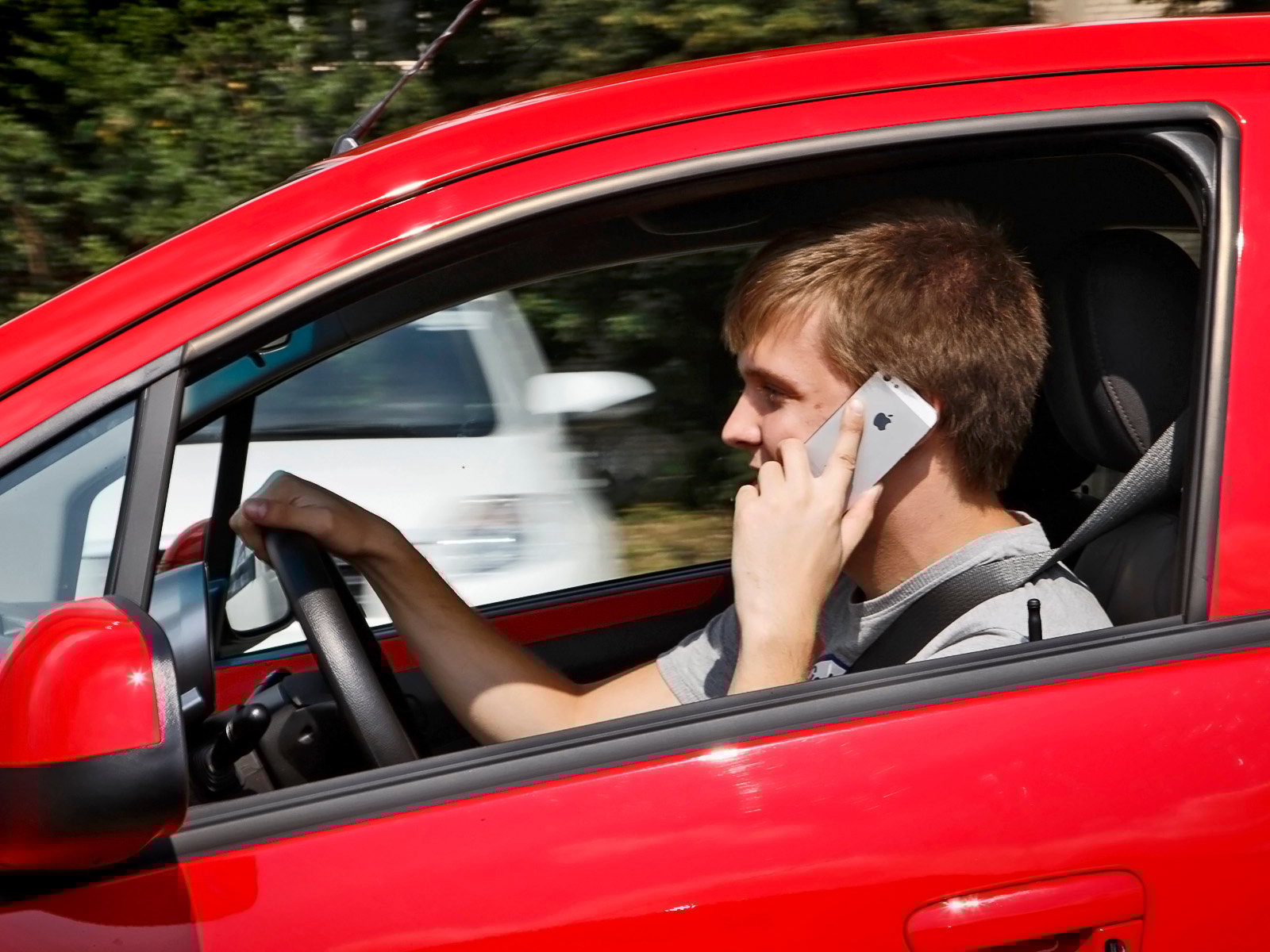 Водіям розповіли, що категорично не можна робити за кермом