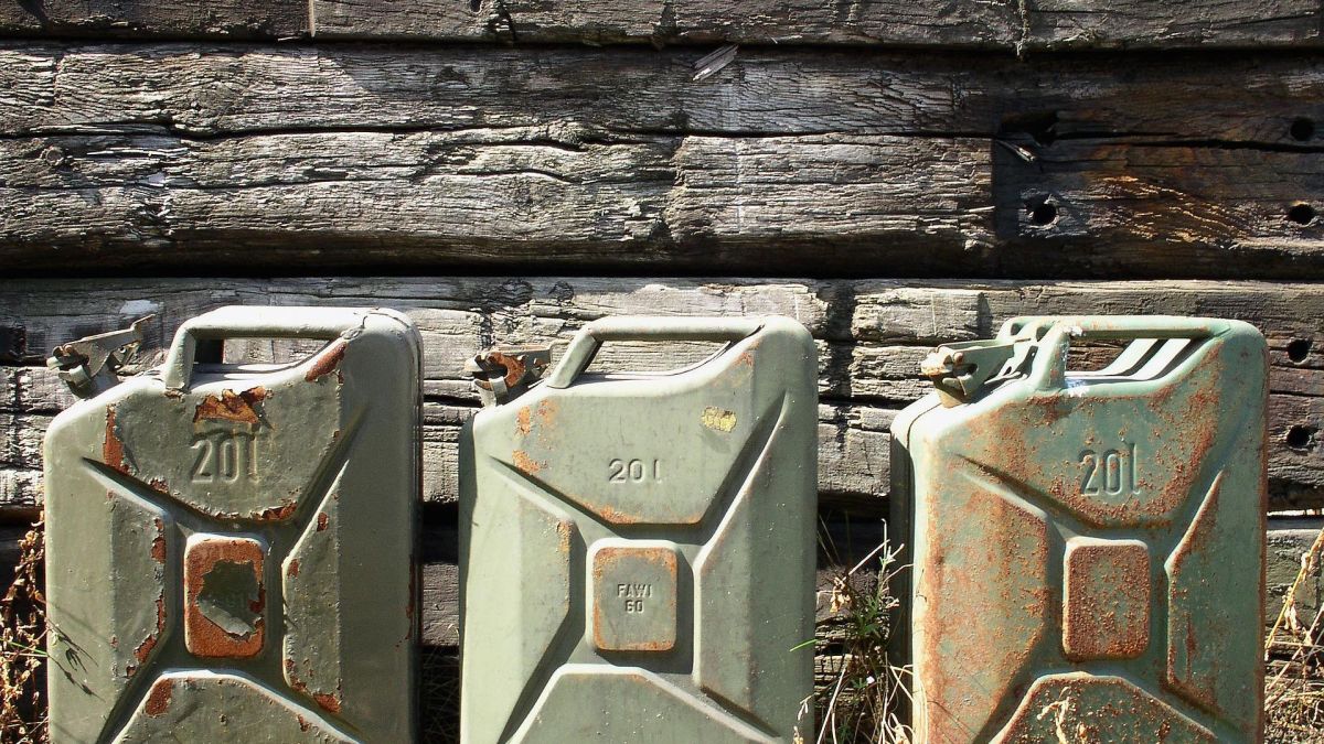 Специалисты дали советы по хранению бензина на случай полного топливного голода: в чем, где и как долго