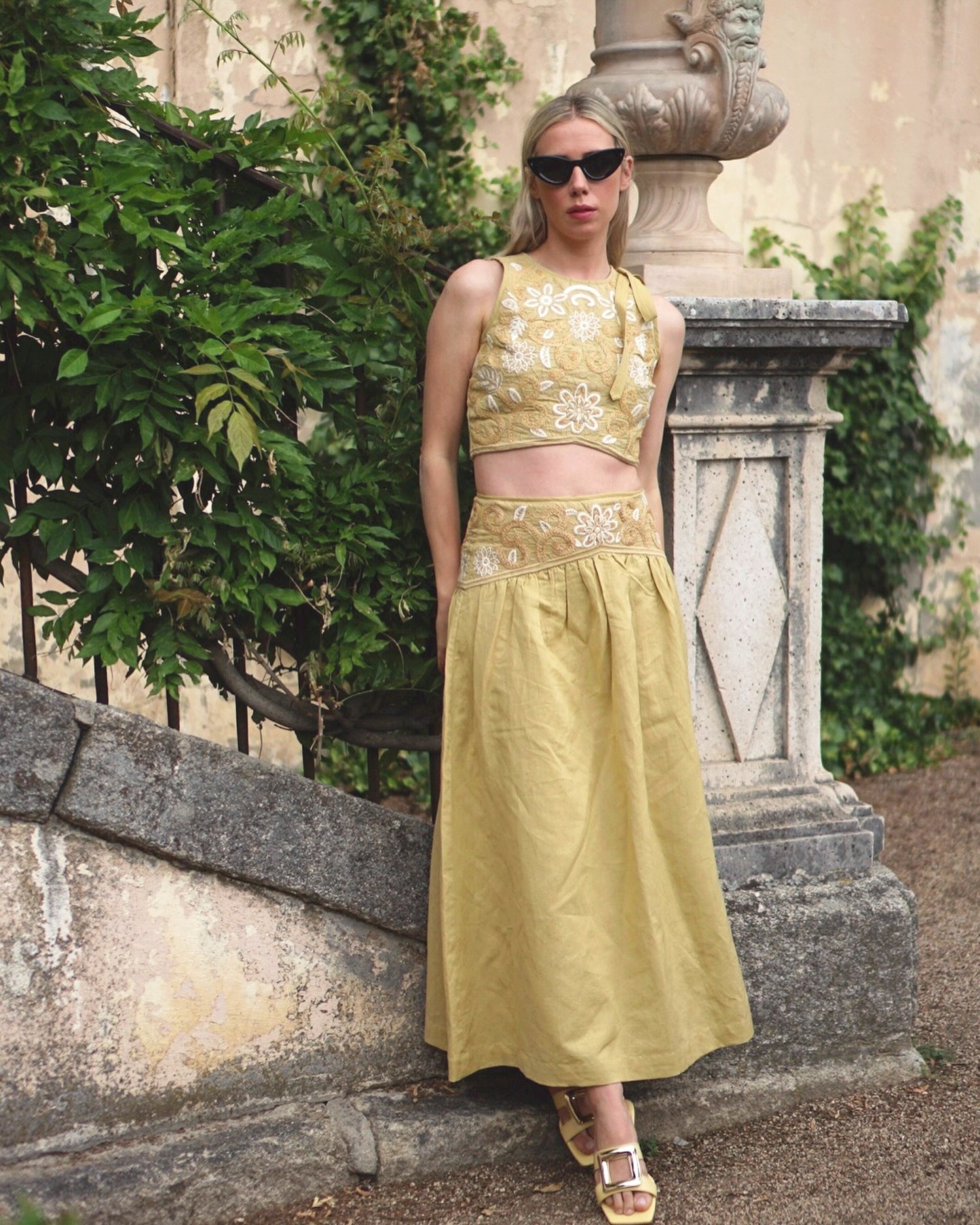 Как женщинам невысокого роста носить длинные юбки и платья летом: лайфхаки