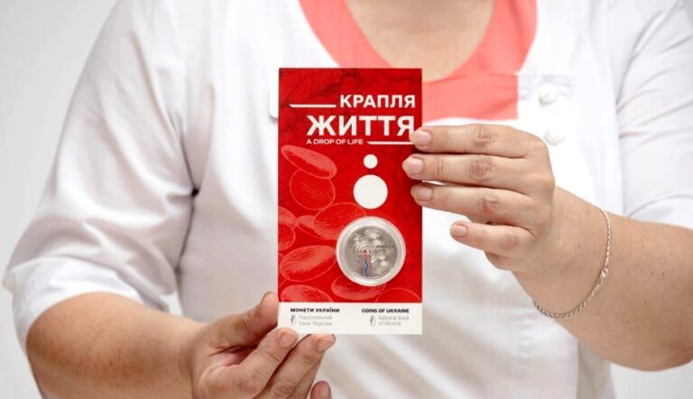 НБУ ввел в оборот две монеты номиналом 5 и 10 гривен с каплями крови - today.ua
