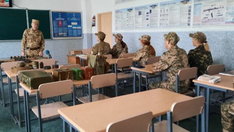 У Верховній Раді повідомили, як готуватимуть вчителів для викладання предмету “Захист України“ - today.ua