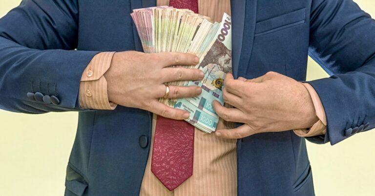 Государственным служащим кардинально сократили зарплаты - today.ua