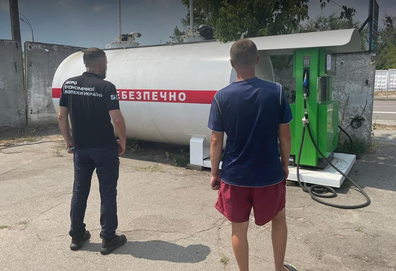 У Києві ліквідували велику нелегальну мережу АЗС