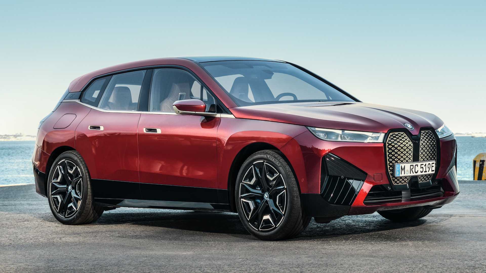 В США назвали лучшие люксовые и массовые электромобили