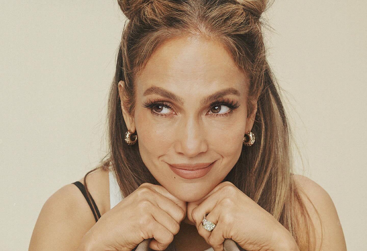 В трендовых брюках и соломенной шляпе: Дженнифер Лопес показала идеальный летний образ