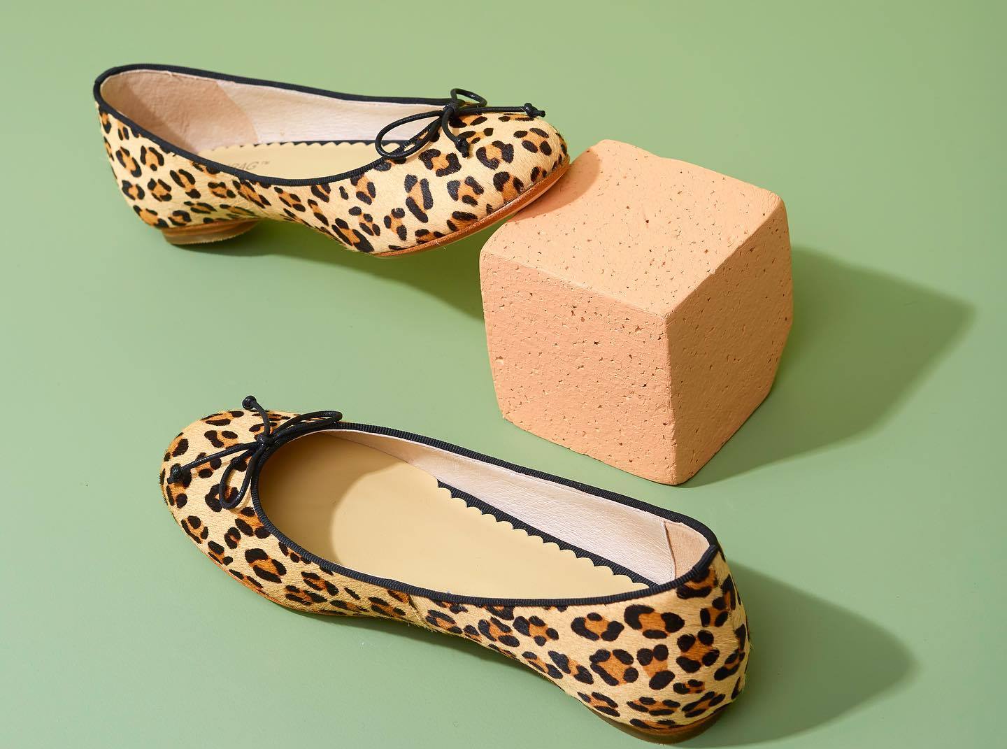 Леопардовые балетки – модный хит лета: с чем их носить, чтобы выглядеть стильно