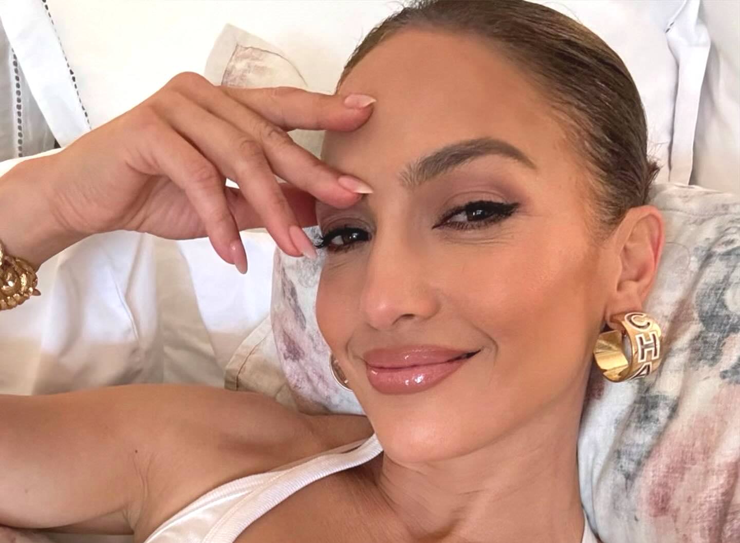 В пижаме и без макияжа: Дженнифер Лопес показала первые фото со своего 55-летнего юбилея