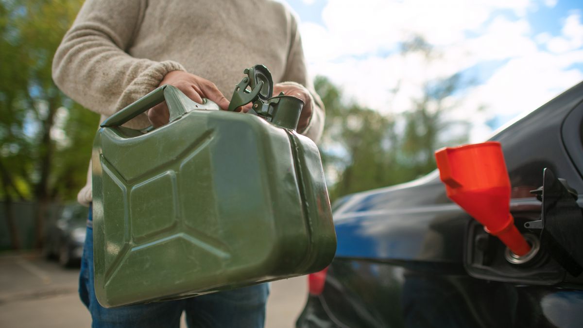 Бензин в Україні почнуть продавати каністрами біля доріг, - експерт