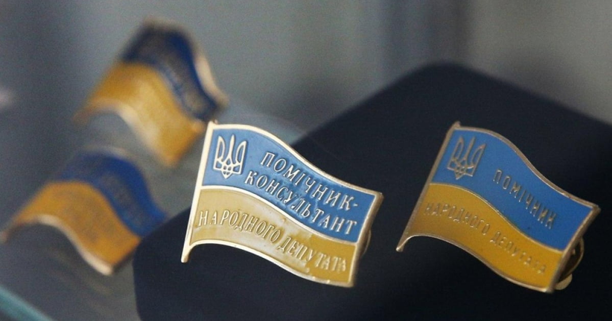 Депутаты повысили зарплаты своим помощникам в полтора раза