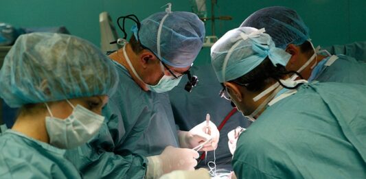 Українські хірурги першими у світі провели унікальну операцію на серці пораненому військовому  - today.ua