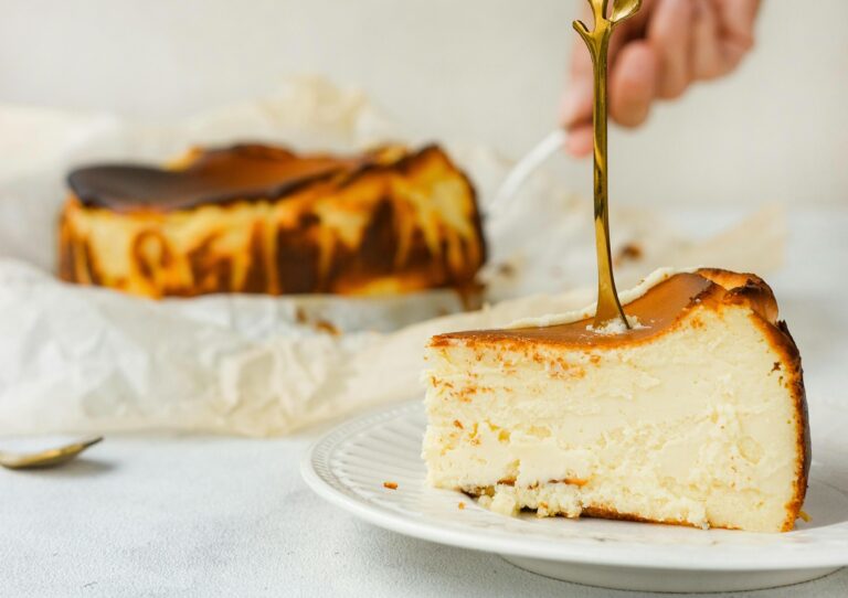 Творожная запеканка с манкой и сметаной: пошаговый рецепт пышного домашнего десерта - today.ua