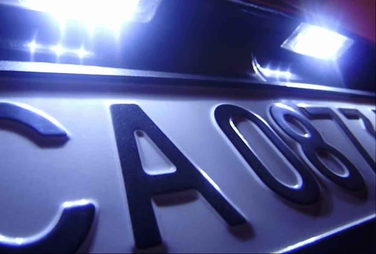 Водія не можна штрафувати, якщо під час руху авто перегоріла лампа підсвічування номерного знака