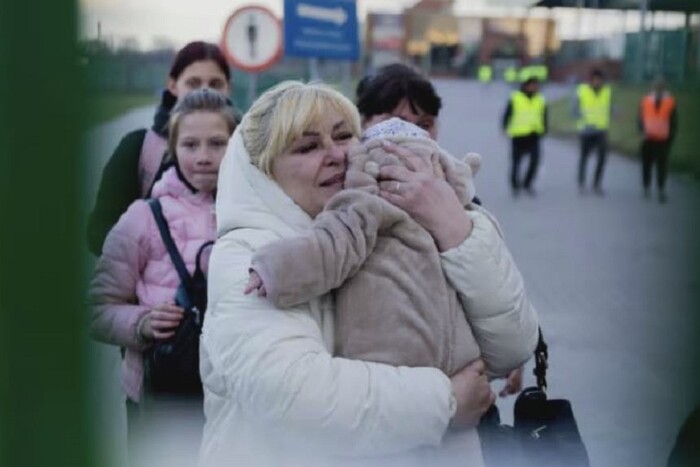 У Німеччині та деяких інших країнах ЄС стали вилучати дітей в українських біженців: батьки не можуть їх повернути - today.ua