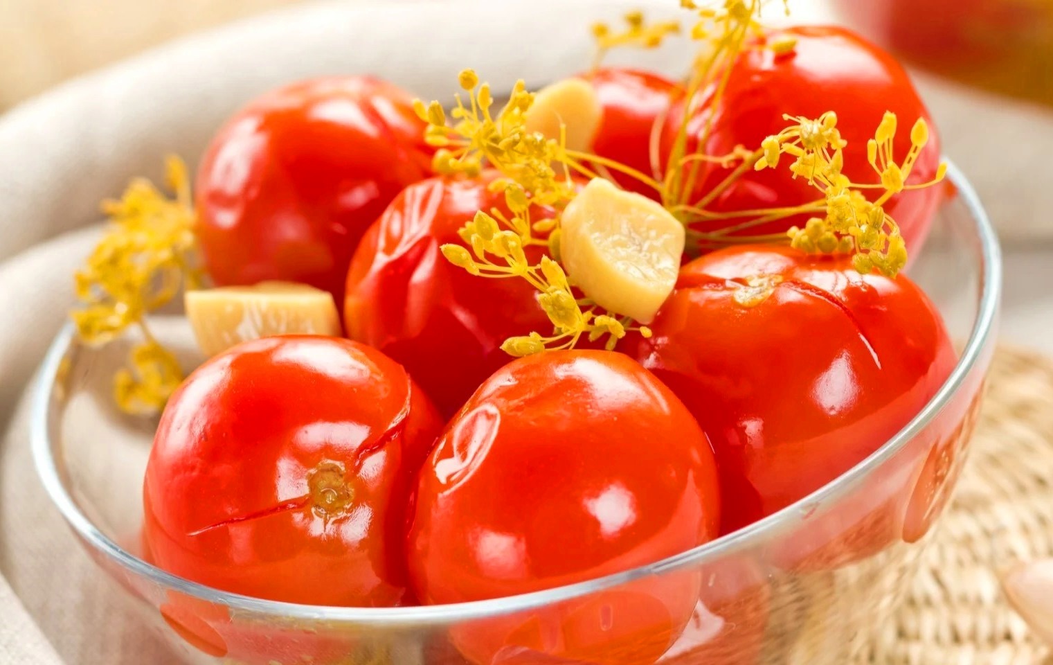 Квашеные помидоры за четыре дня: быстрый рецепт пикантной закуски в ведре