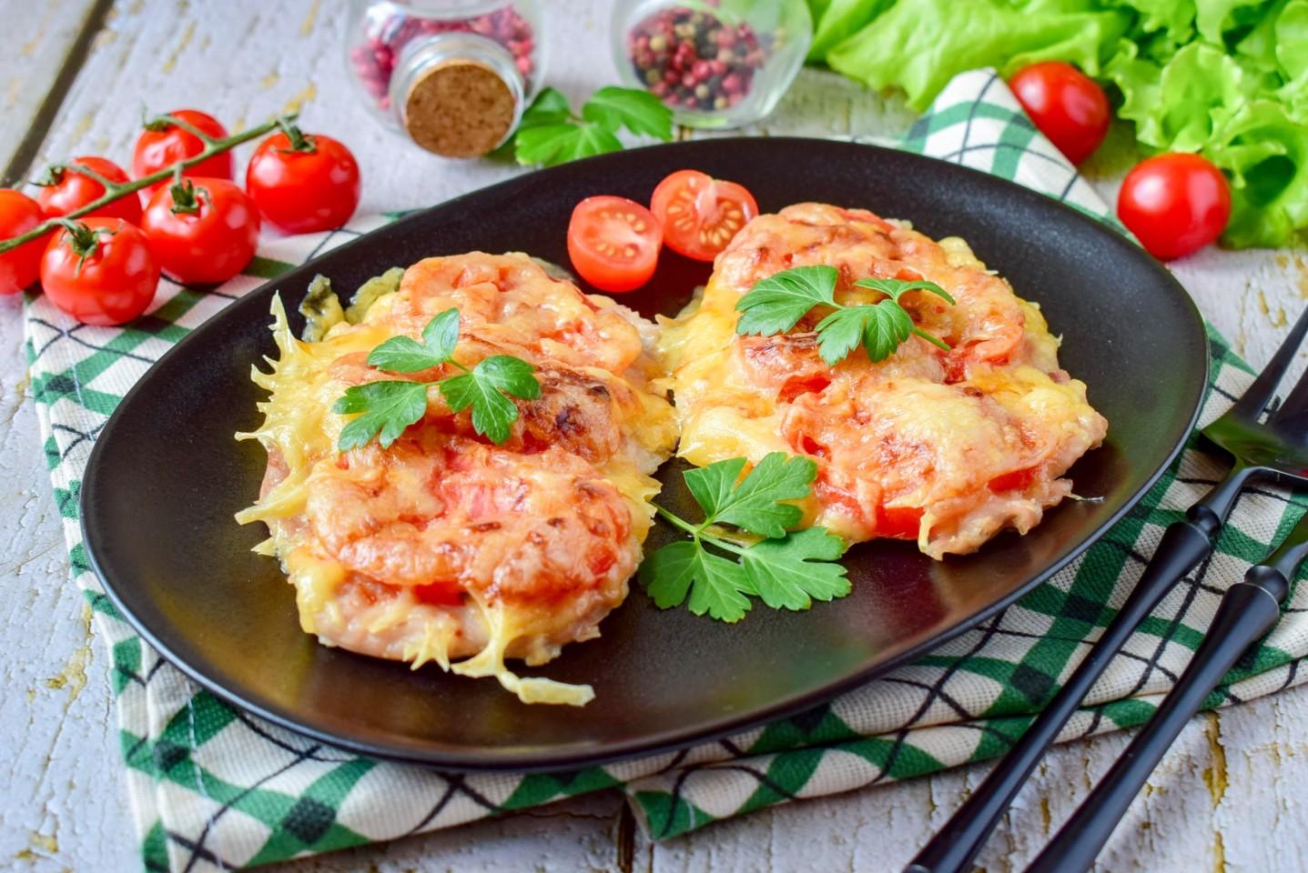 Запеченное филе курицы с сыром и помидорами: рецепт сытного блюда на обед или ужин 