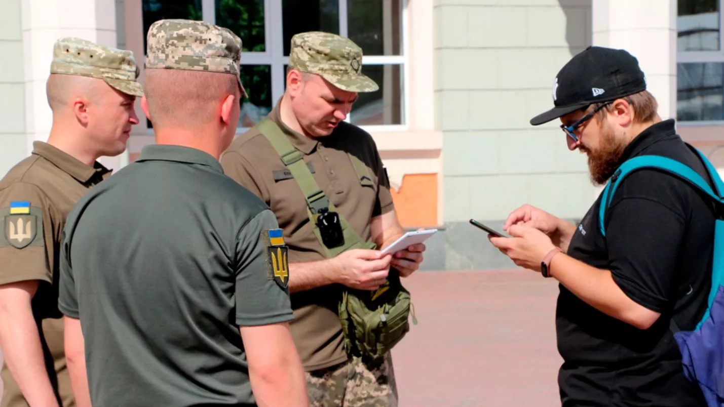 ТЦК не не можуть “бусифікувати“чоловіків: що робити у випадку незаконного утримання 