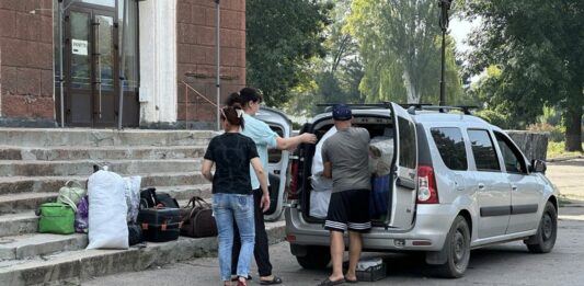 Срочная эвакуация: жителей одного города призвали вывозить детей - today.ua