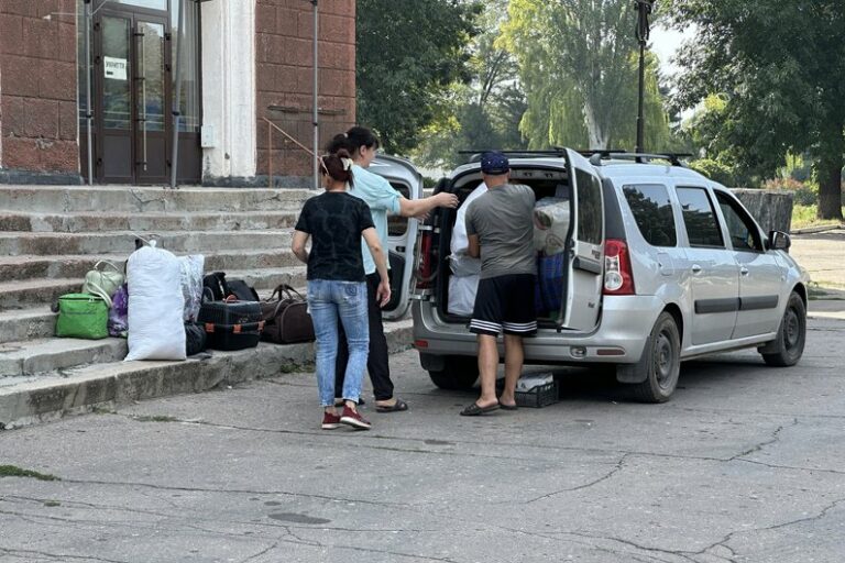 Негайна евакуація: жителів одного міста закликали вивозити дітей - today.ua