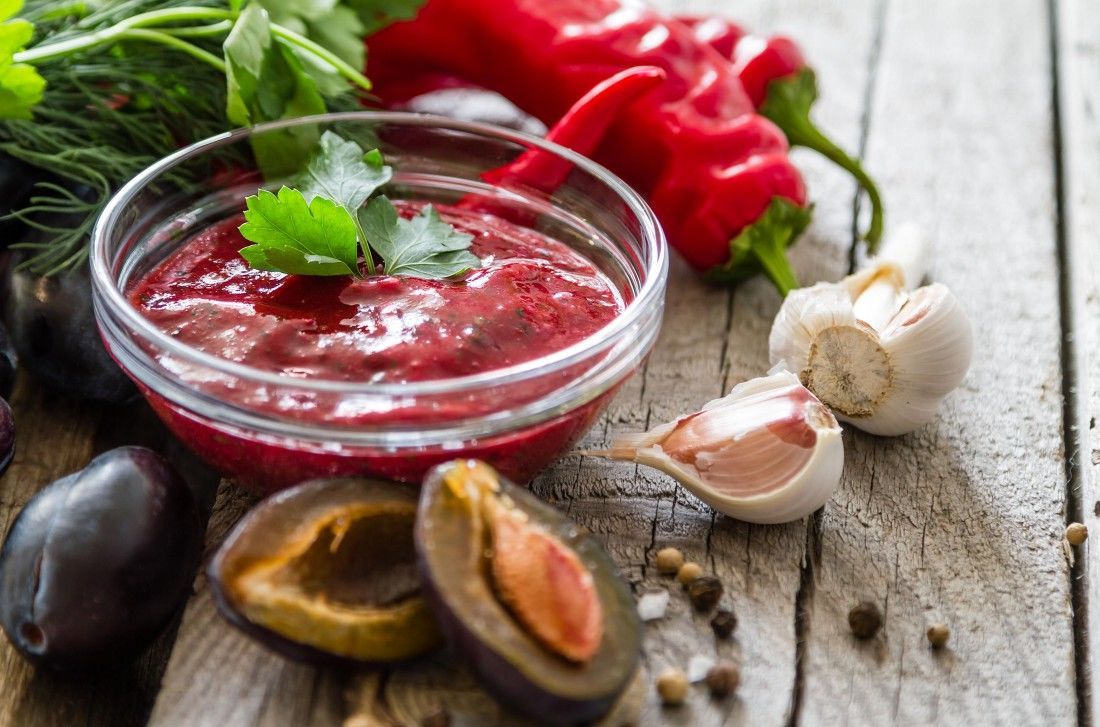 Ткемалі зі слив: покроковий рецепт знаменитого грузинського соусу з пряними травами - today.ua