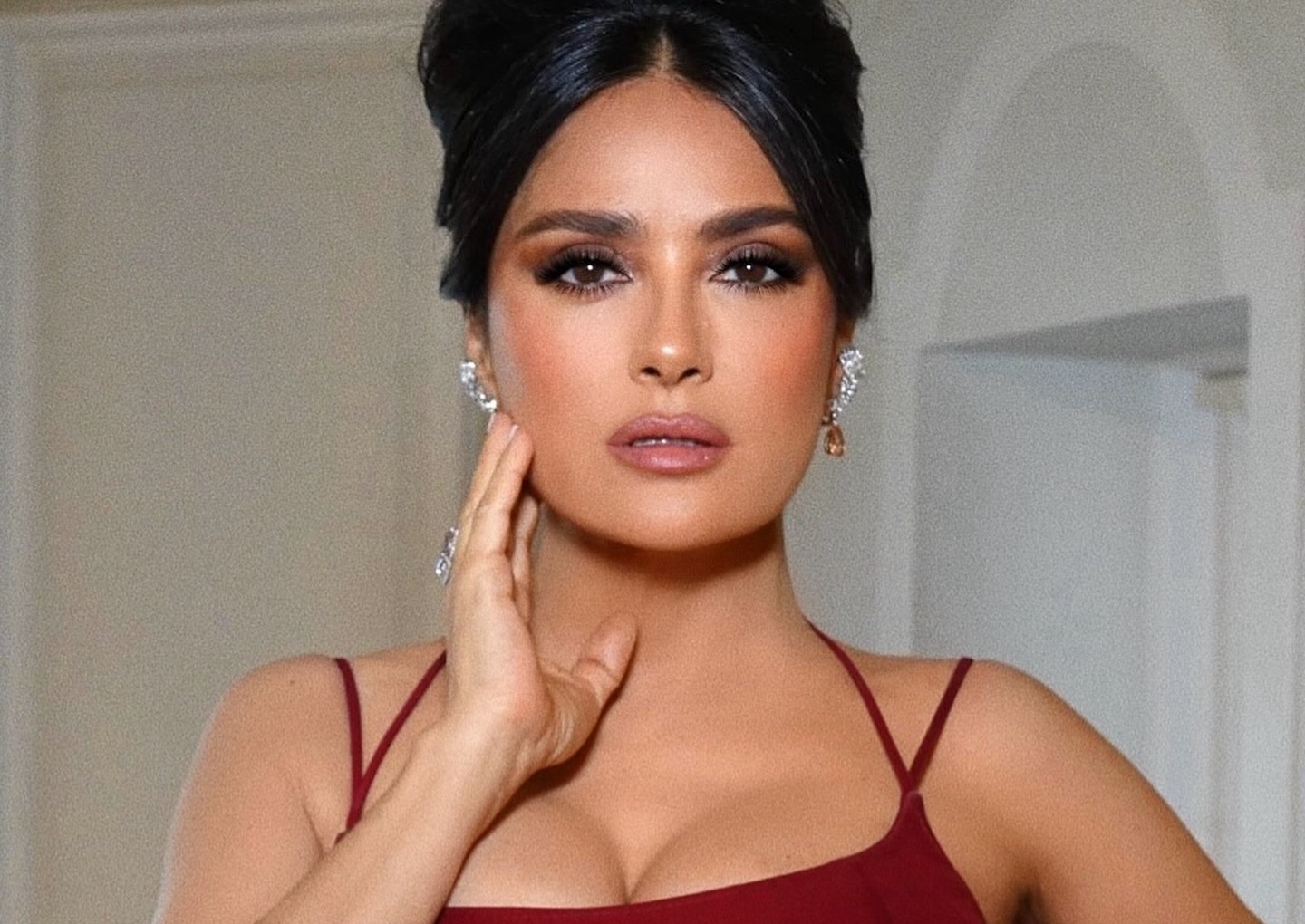 Сальма Хайєк у купальнику м'ятного відтінку похизувалася розкішною фігурою