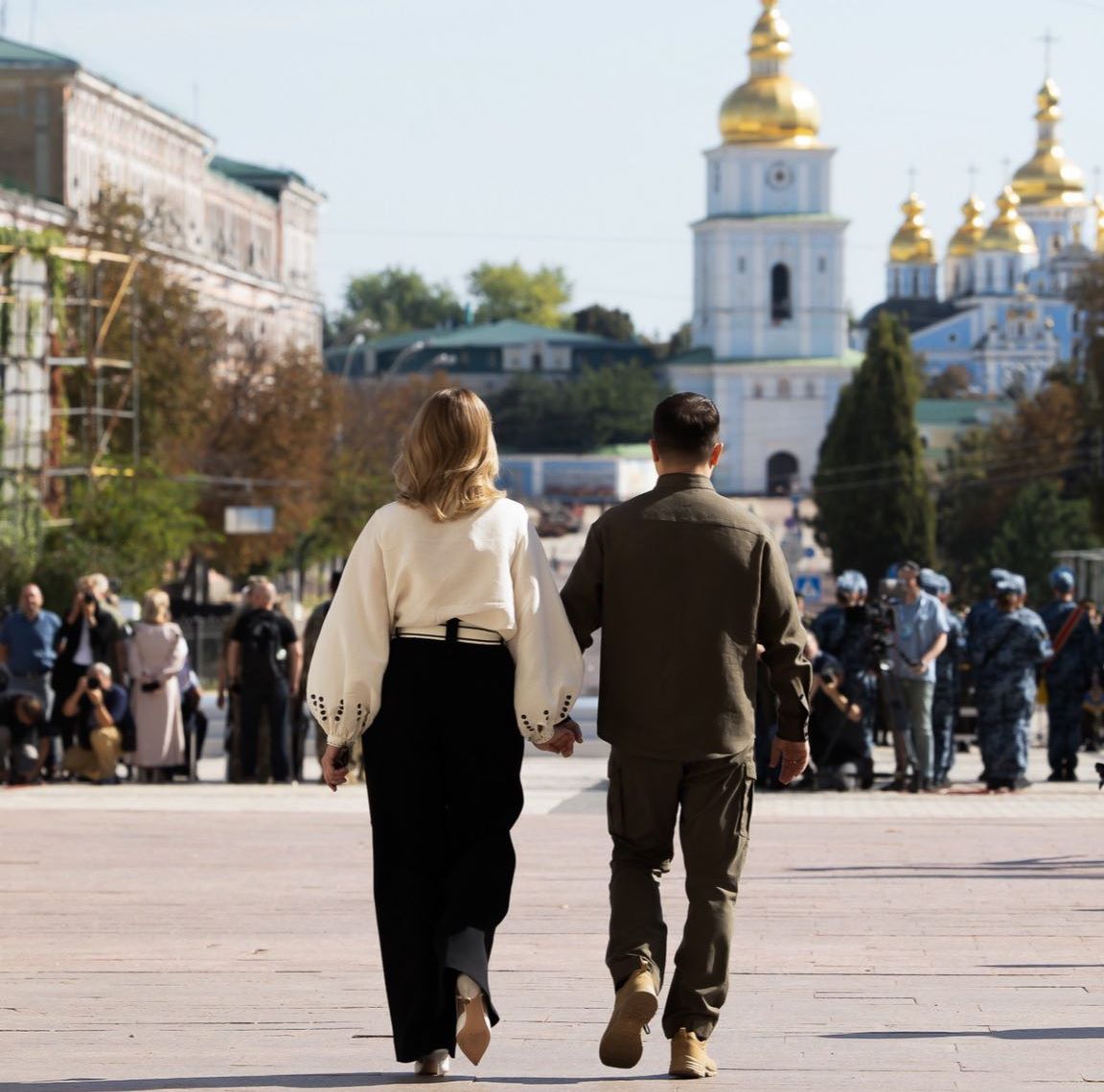 У блузі з монохромною вишивкою: Олена Зеленська з'явилася на публіці з чоловіком