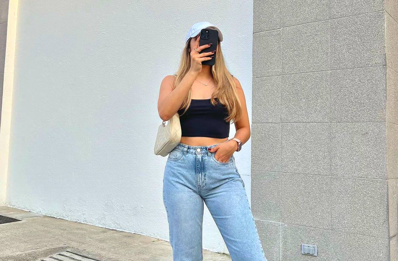 Стилисты назвали модели джинсов, которые удачно корректируют фигуру и удлиняют ноги: фото