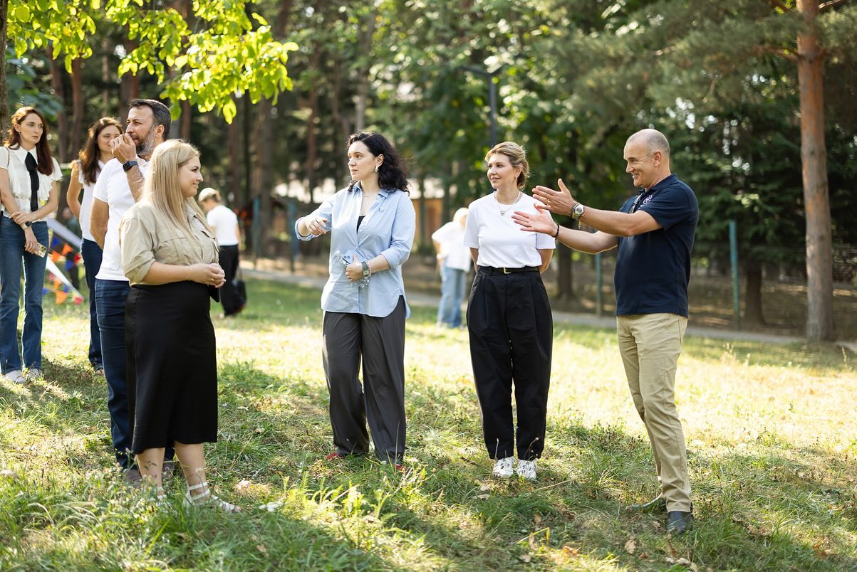 У стильному casual-образі та з новою зачіскою: Олена Зеленська відвідала дитячий табір на Закарпатті