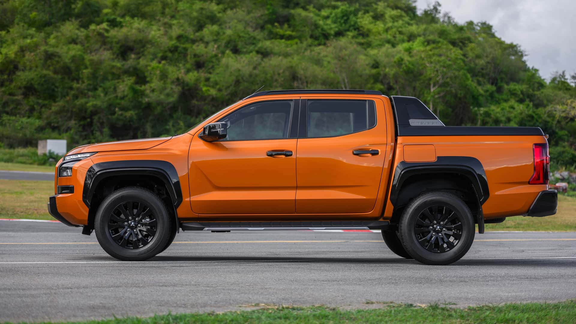 В Україні почалися продажі нового рамного пікапу Mitsubishi L200