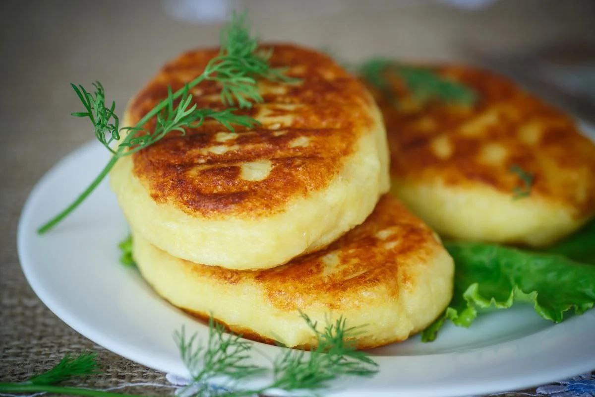 Рецепт дерунов с мясной начинкой: получаются сочными и с хрустящей корочкой