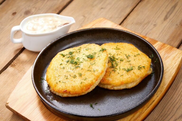 Рецепт дерунов с мясной начинкой: получаются сочными и с хрустящей корочкой - today.ua