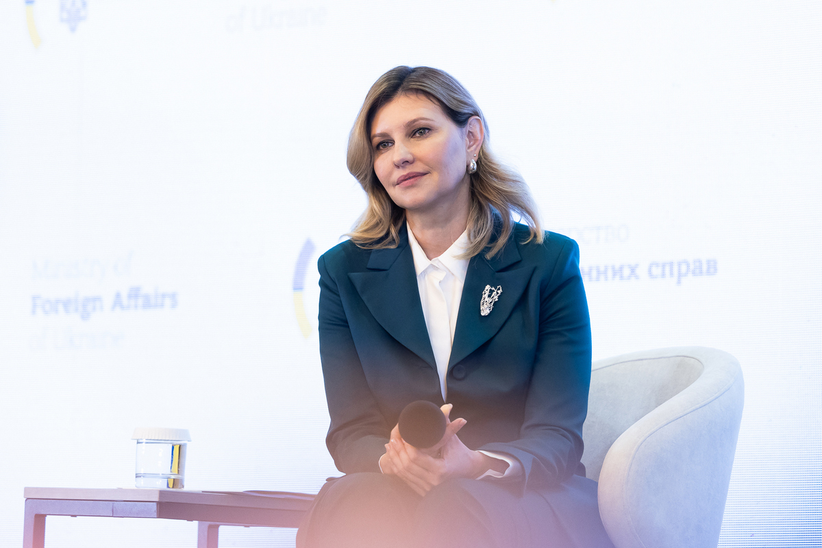 Елена Зеленская в костюме цвета морской волны выступила перед дипломатами в Днепре - today.ua