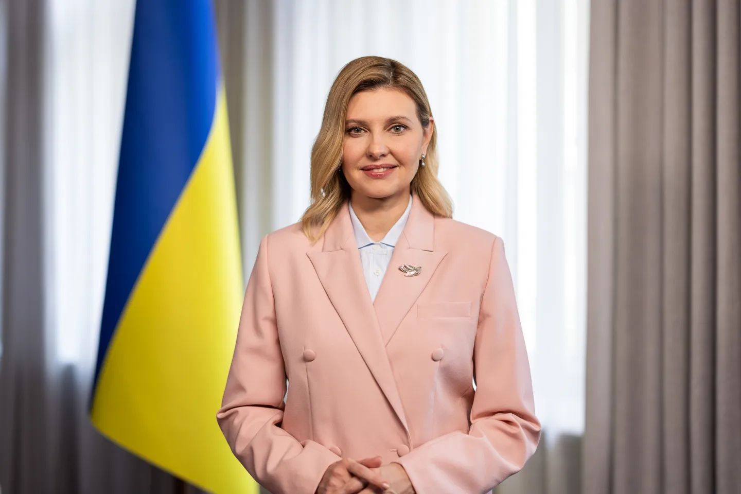 Олена Зеленська у костюмі кольору морської хвилі виступила перед дипломатами у Дніпрі