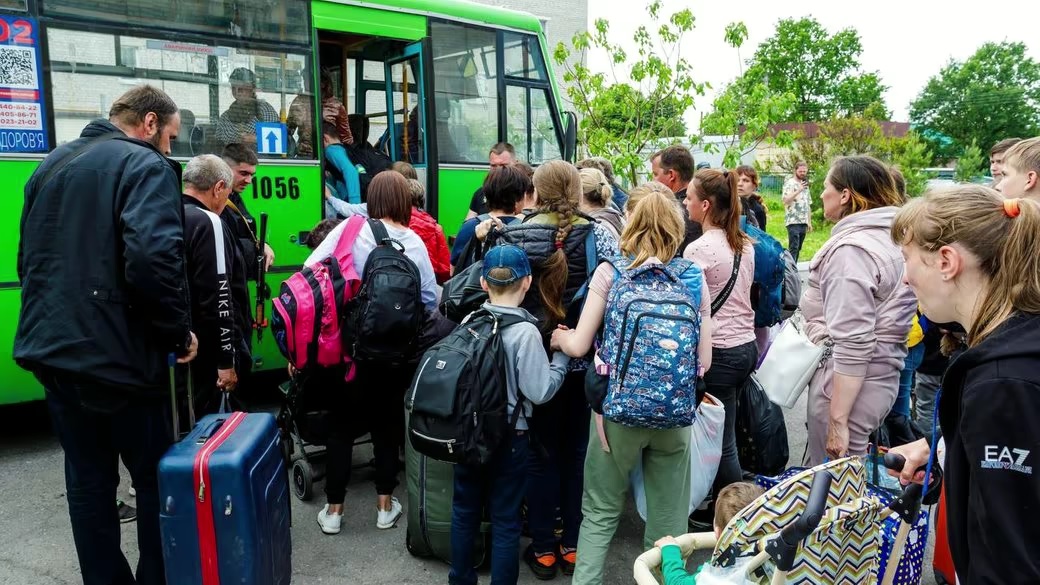 Влада однієї з областей України оголосила про примусову евакуацію дітей