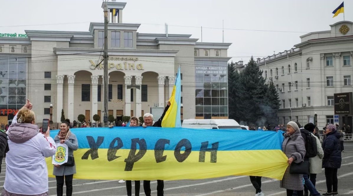 Росіяни посилили атаки на Херсон: окупанти заявили, що розстрілюватимуть увесь транспорт