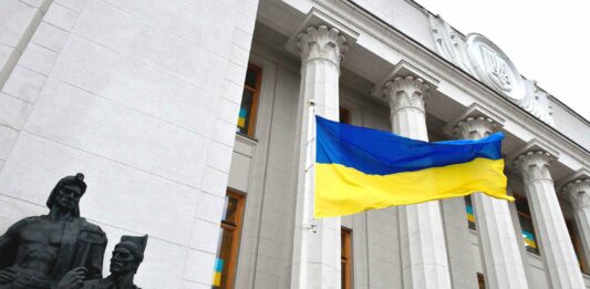 Уламки збитого російського шахеда впали біля будівлі Верховної Ради: фото - today.ua