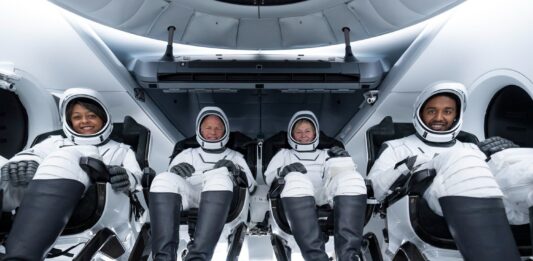 Компания Маска SpaceX отправила на орбиту корабль с туристами: они впервые выйдут в открытый космос - today.ua