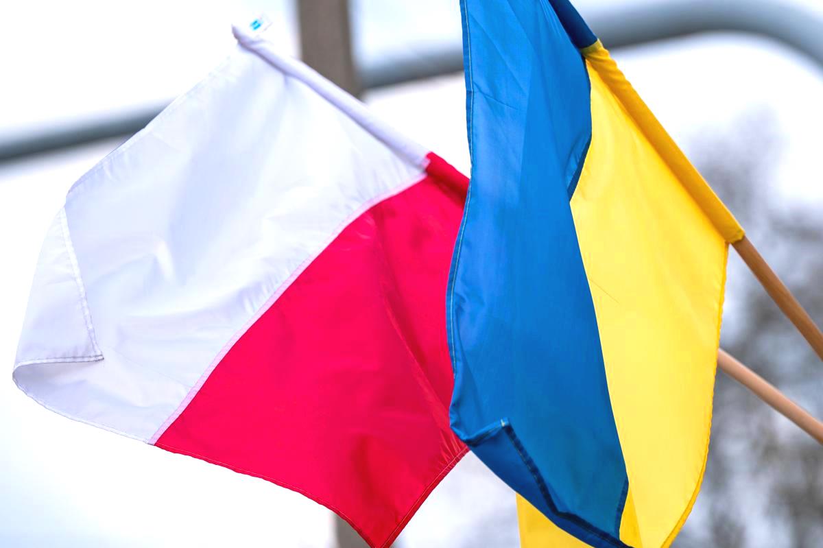 В Польше предлагают отменить выплату денежной помощи украинским беженцам в ЕС