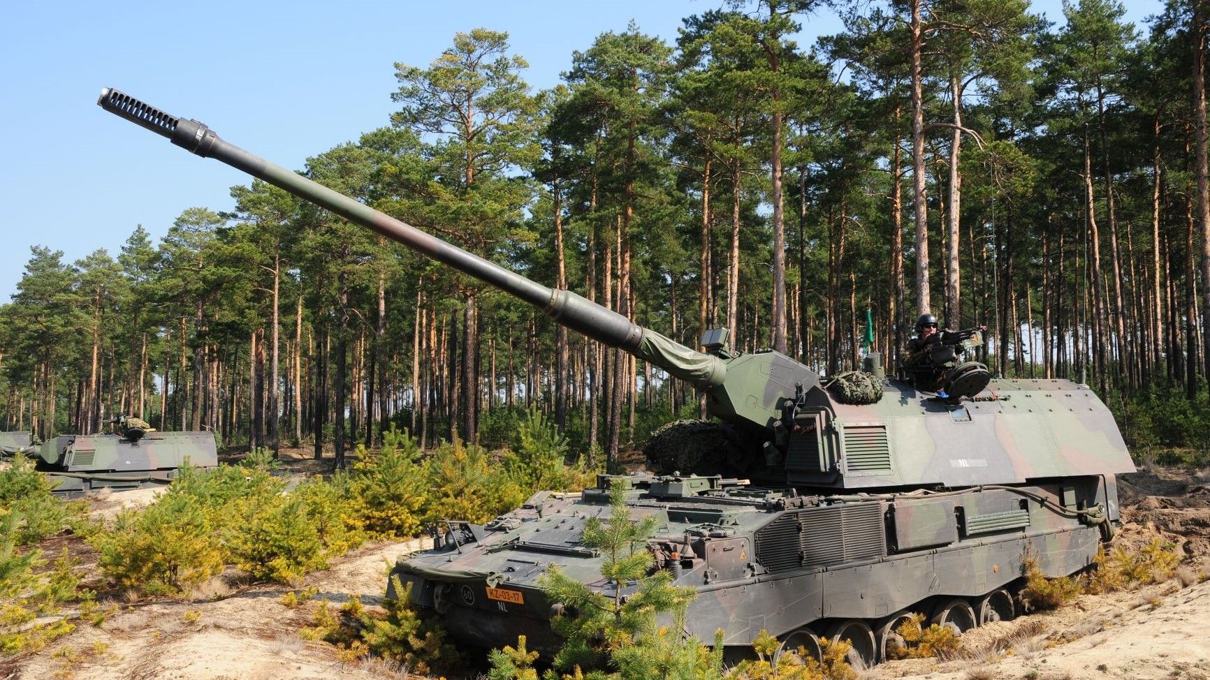 Германия передаст ВСУ дополнительно 12 самоходных гаубиц PzH 2000, которые стреляют на 50 км