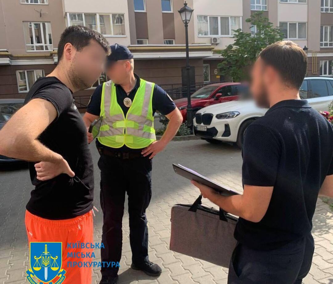 Київські адміністратори сервісних центрів МВС допомагали боржникам переоформлювати авто без сплати штрафів